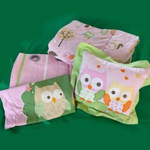 Circo Set: Comforter,Pillow Sham,Pillow, & Curtain